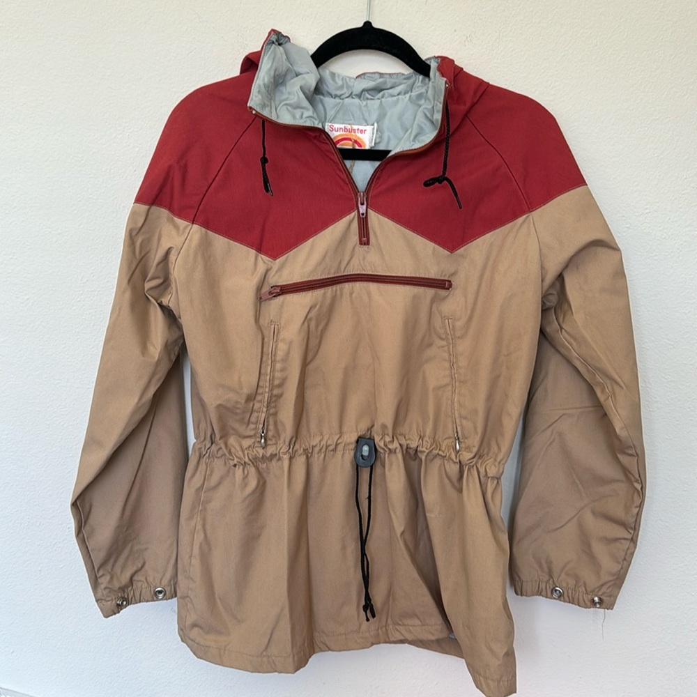 Vintage Sunbuster Retro Hooded Jacket Pullover in Tan Beige / Red